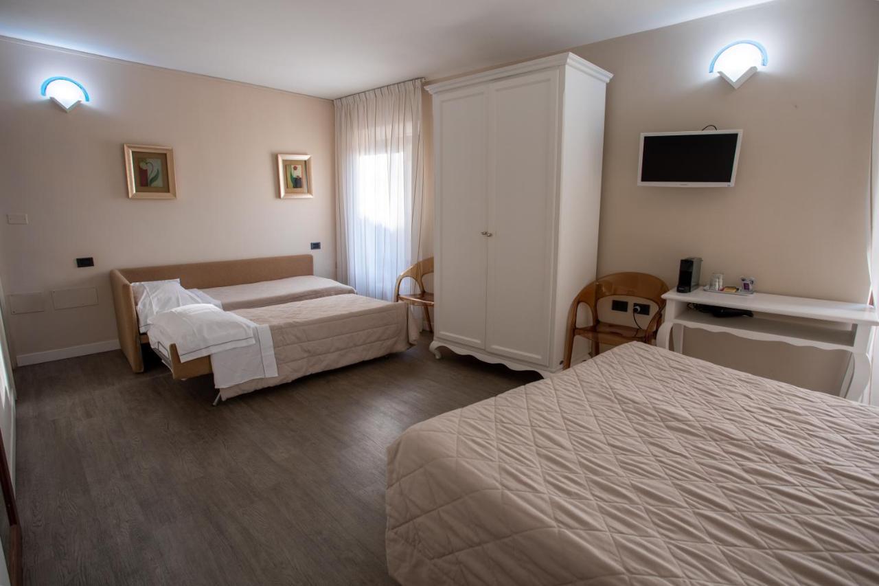 סירמיונה Hotel Degli Oleandri מראה חיצוני תמונה