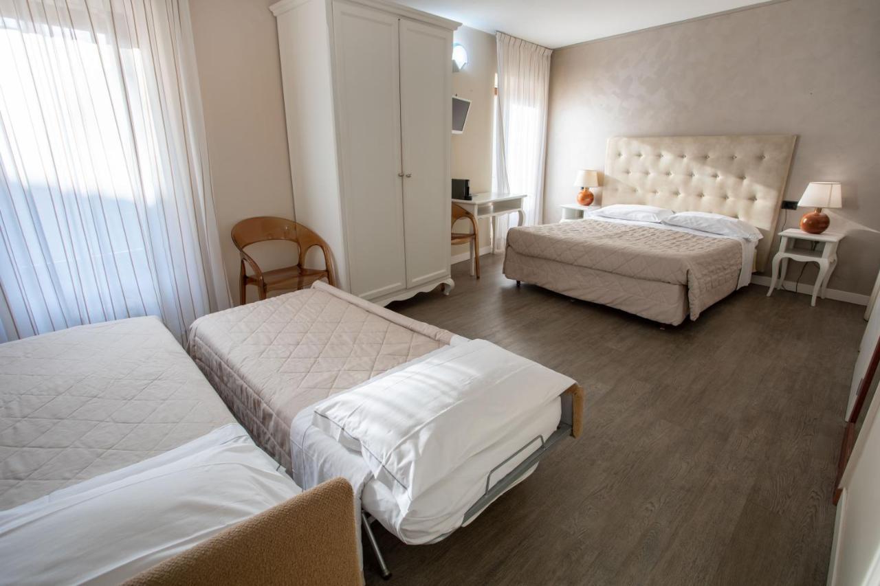 סירמיונה Hotel Degli Oleandri מראה חיצוני תמונה