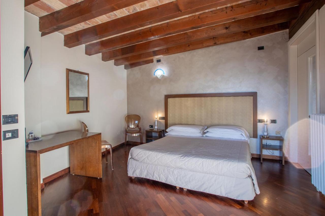 סירמיונה Hotel Degli Oleandri מראה חיצוני תמונה