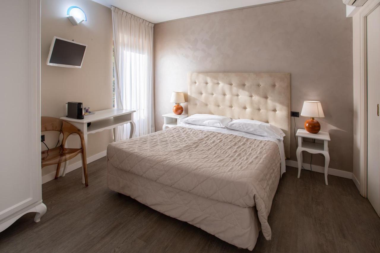 סירמיונה Hotel Degli Oleandri מראה חיצוני תמונה