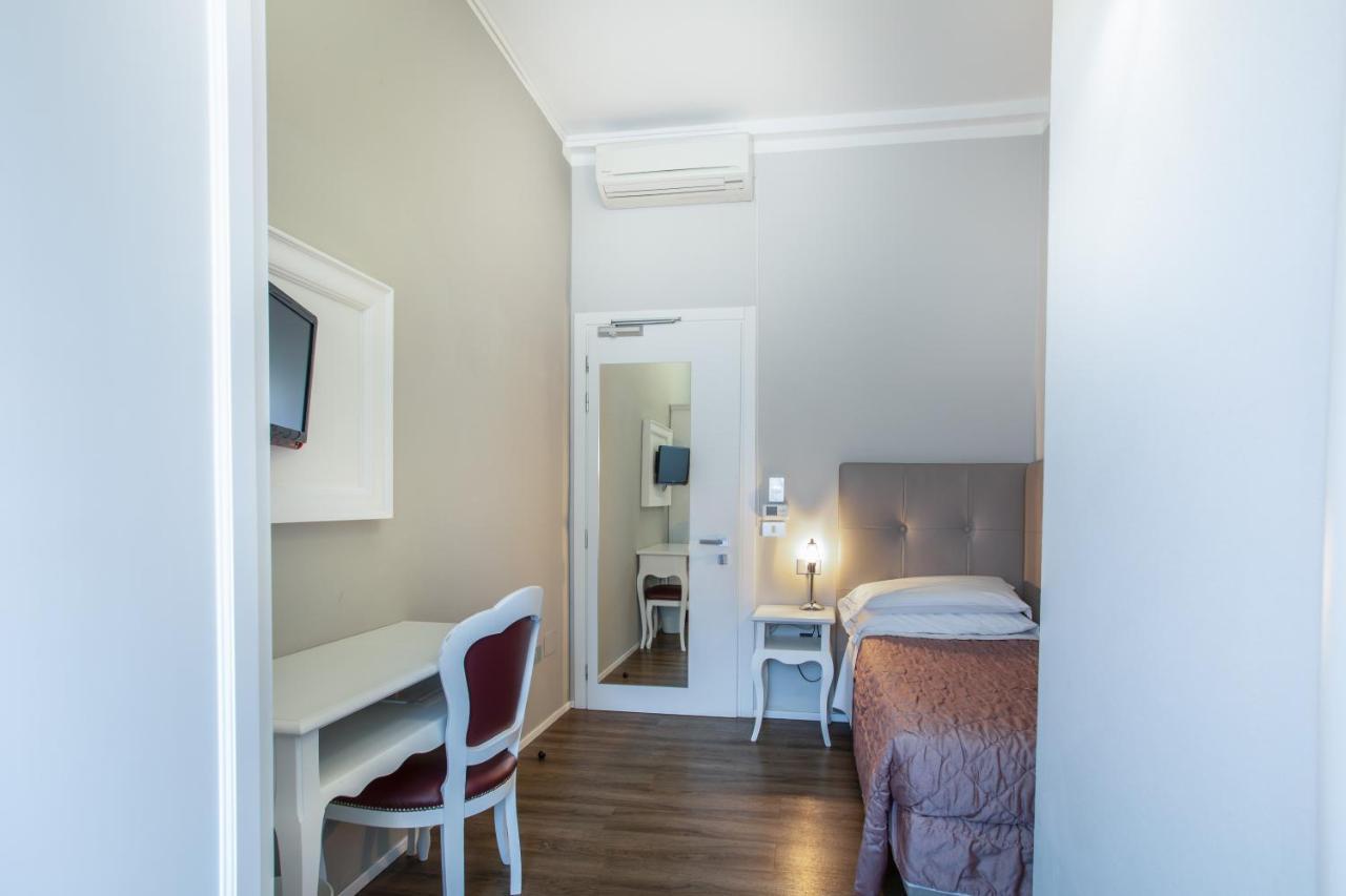 סירמיונה Hotel Degli Oleandri מראה חיצוני תמונה
