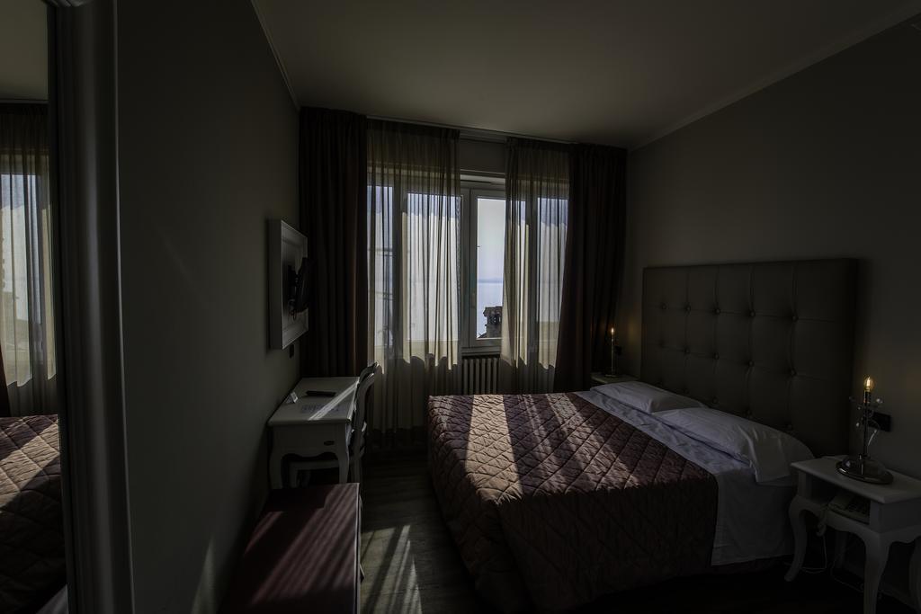 סירמיונה Hotel Degli Oleandri מראה חיצוני תמונה